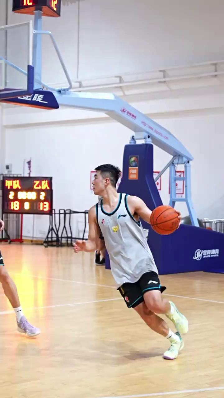 企鹅体育-山东男篮刘毅社媒更新训练日常：夏练三伏，不炼不厉害(cba 山东 刘毅)